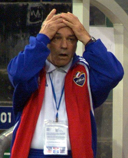 Boskov con le mani tra i capelli ad Euro 2000 durante una sfida con la Slovenia. Reuters